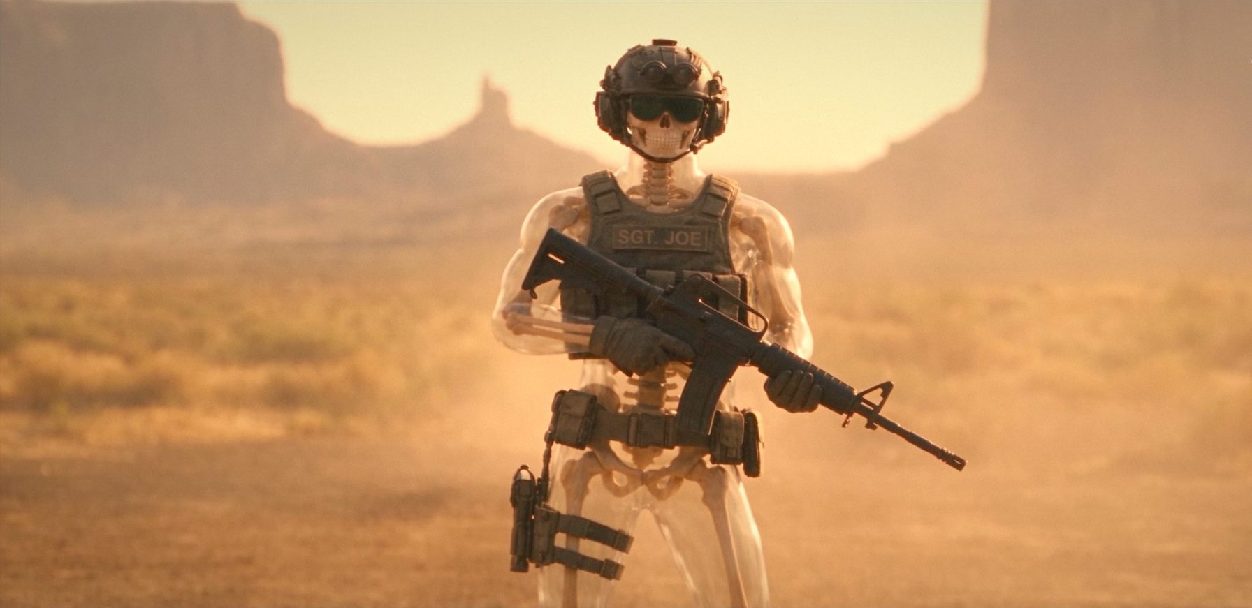 Sgt. Joe, ein Soldat mit gläsernem Skelett-Körper und Gewehr, steht in der Wüste